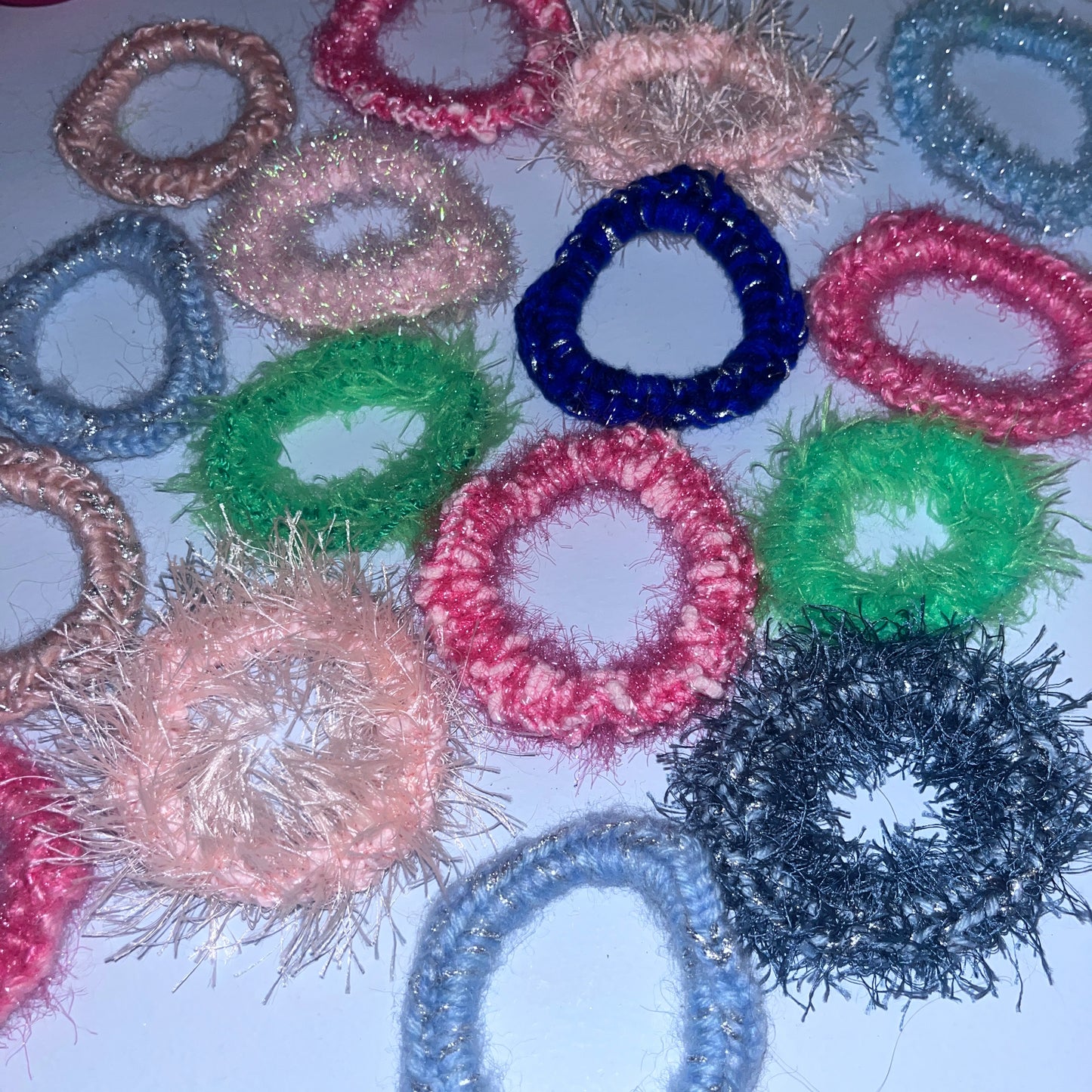 Kom og lav hæklede scrunchies og elastikker af genbrugsgarn
